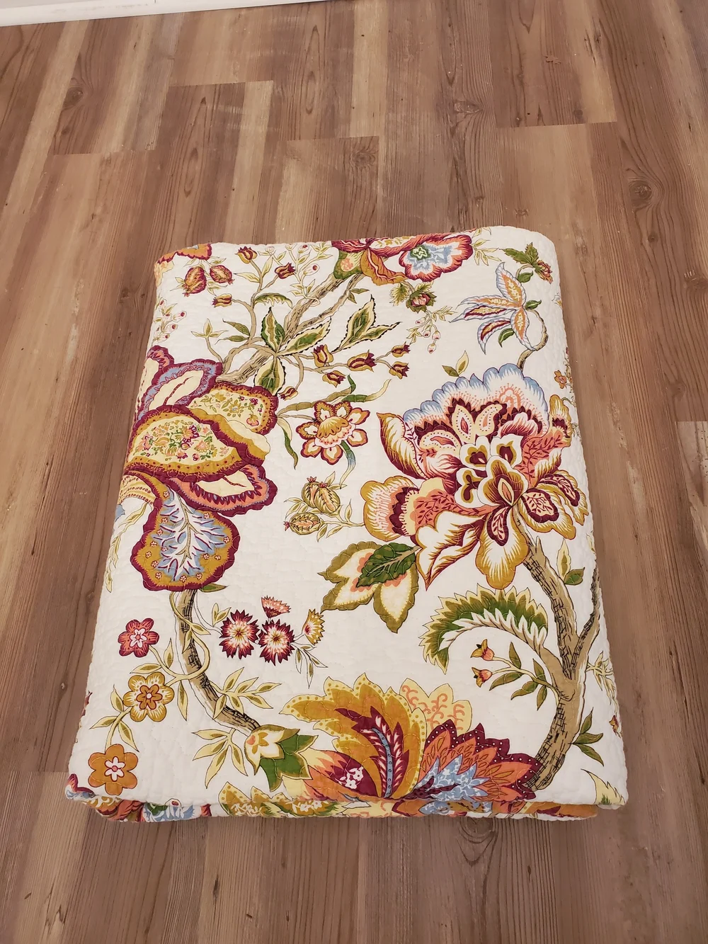 Twin Floral Quilted Bedspread in White with Multicolor Blooms C & F with Sham